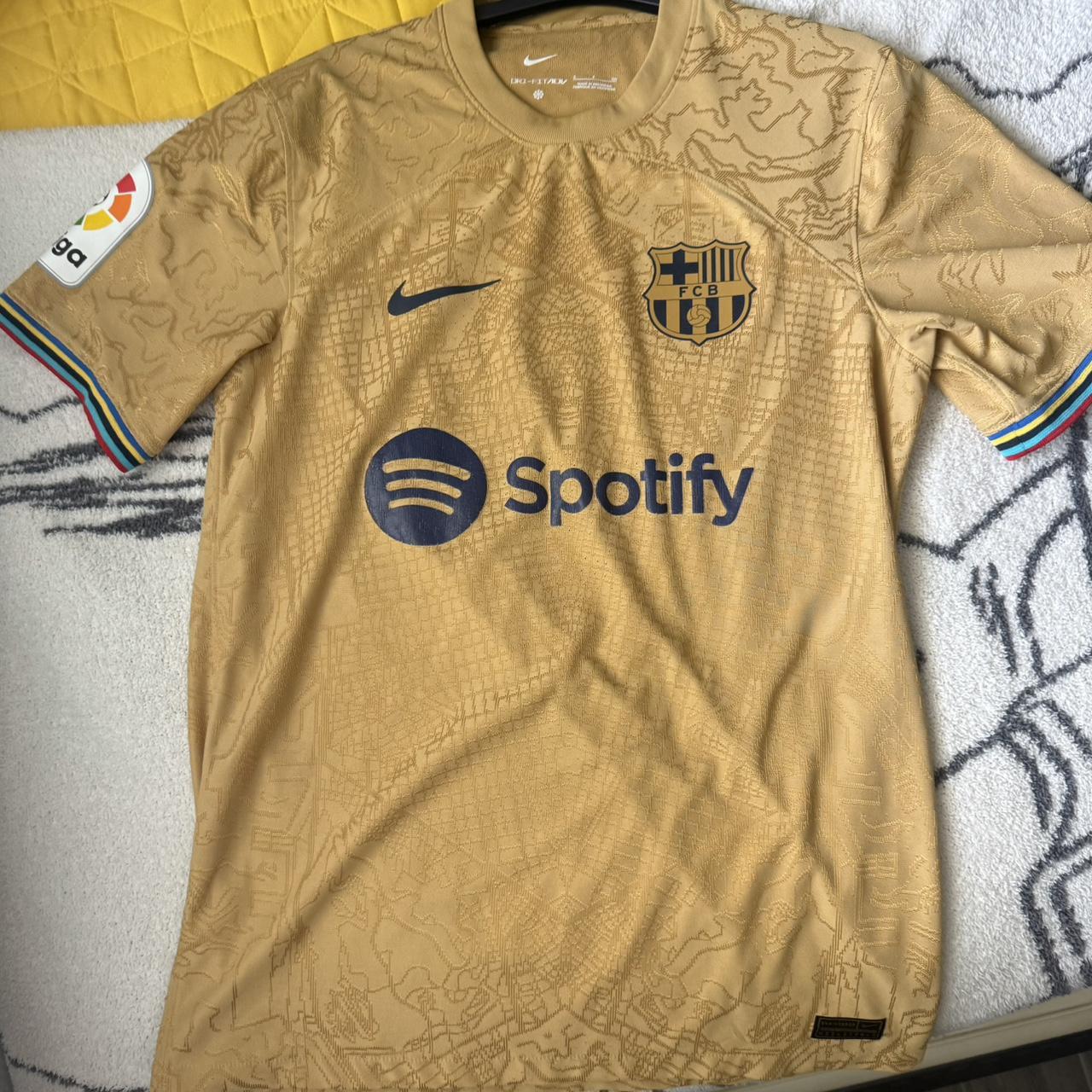 P0 Nike Men's Tan and Yellow T-shirt - Image 1