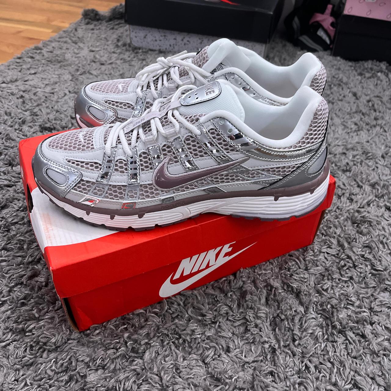 P0 Nike Men's Grey and White Trainers - Image 1