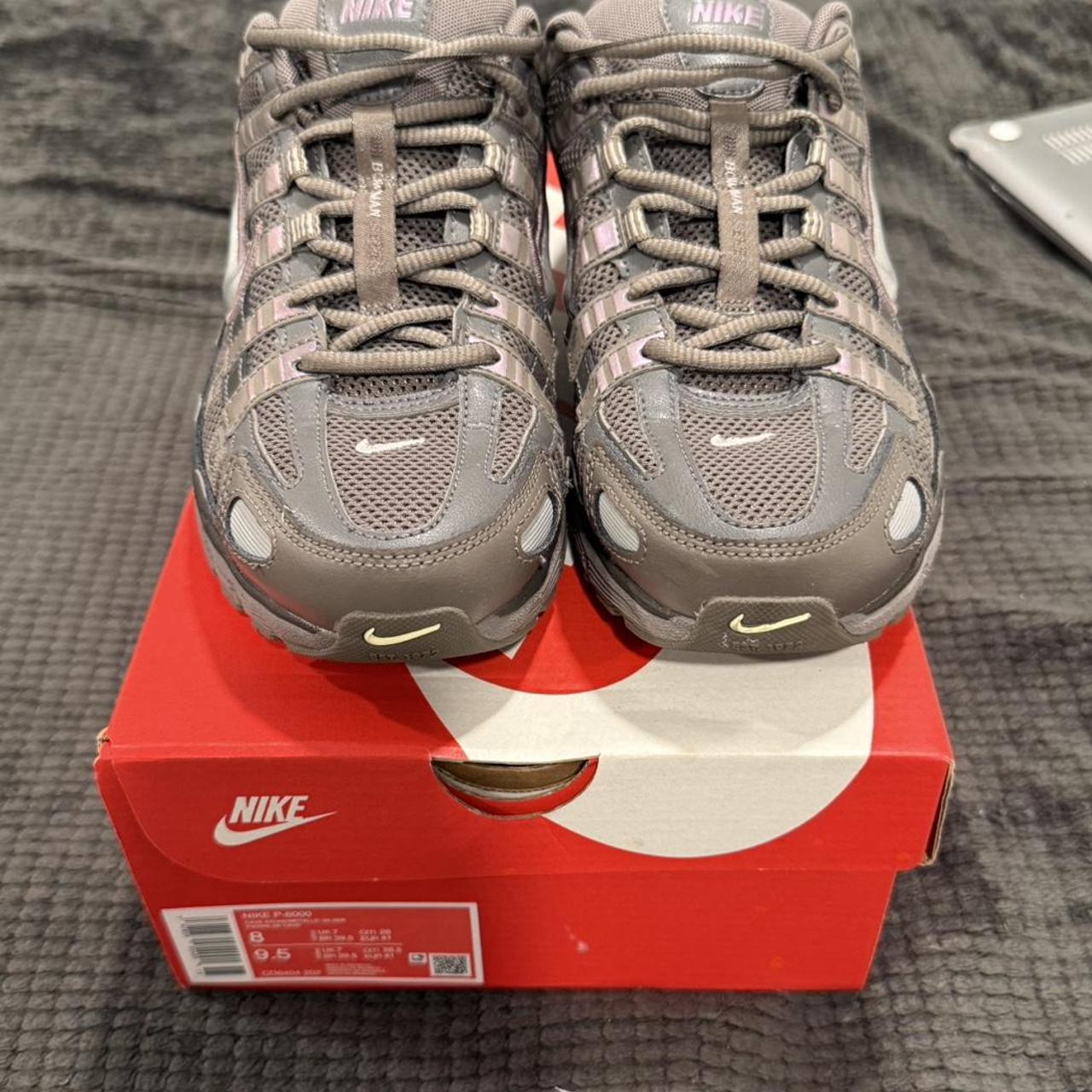 P0 Nike Men's Grey and Silver Trainers - Image 1