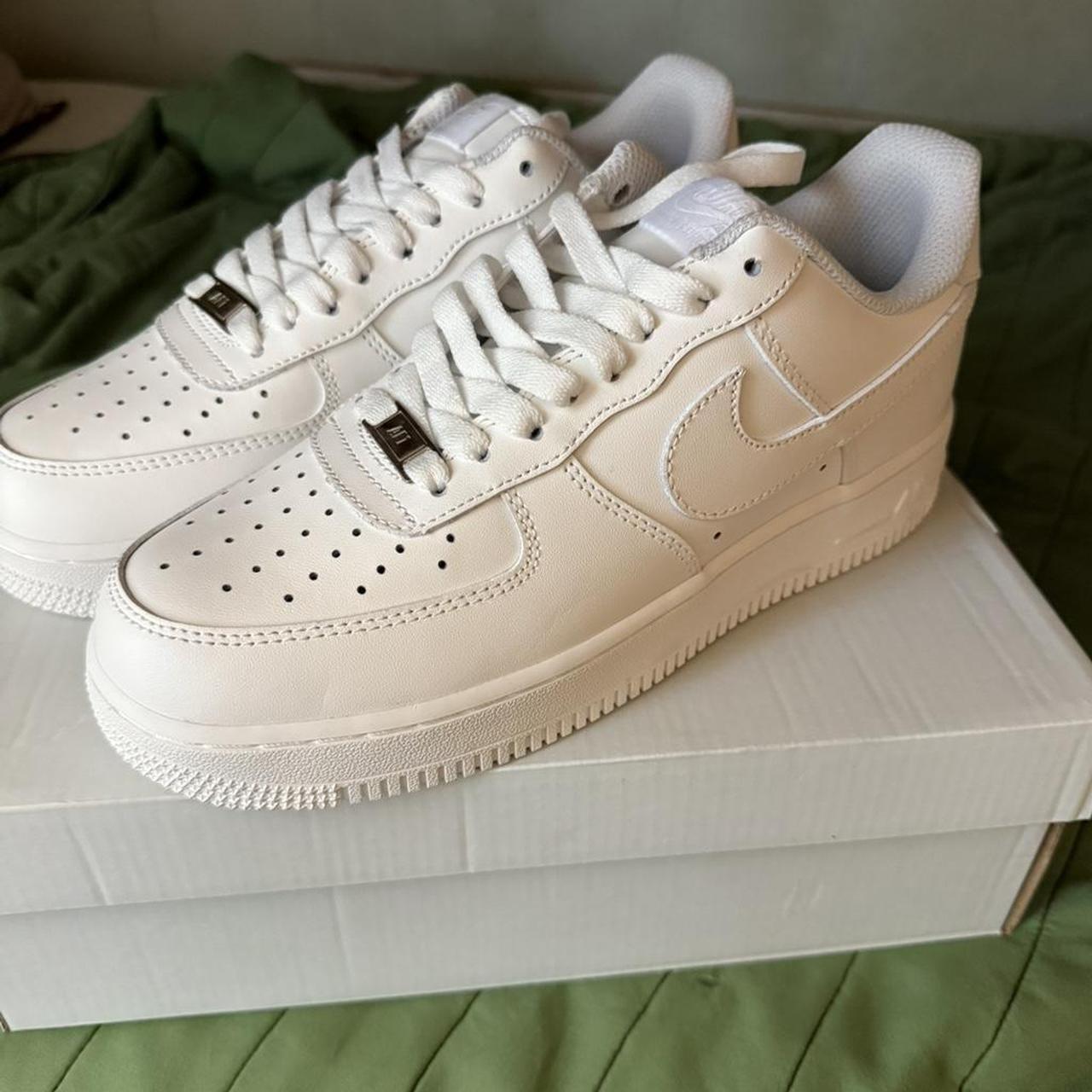 P0 Nike Men's White Trainers - Image 1