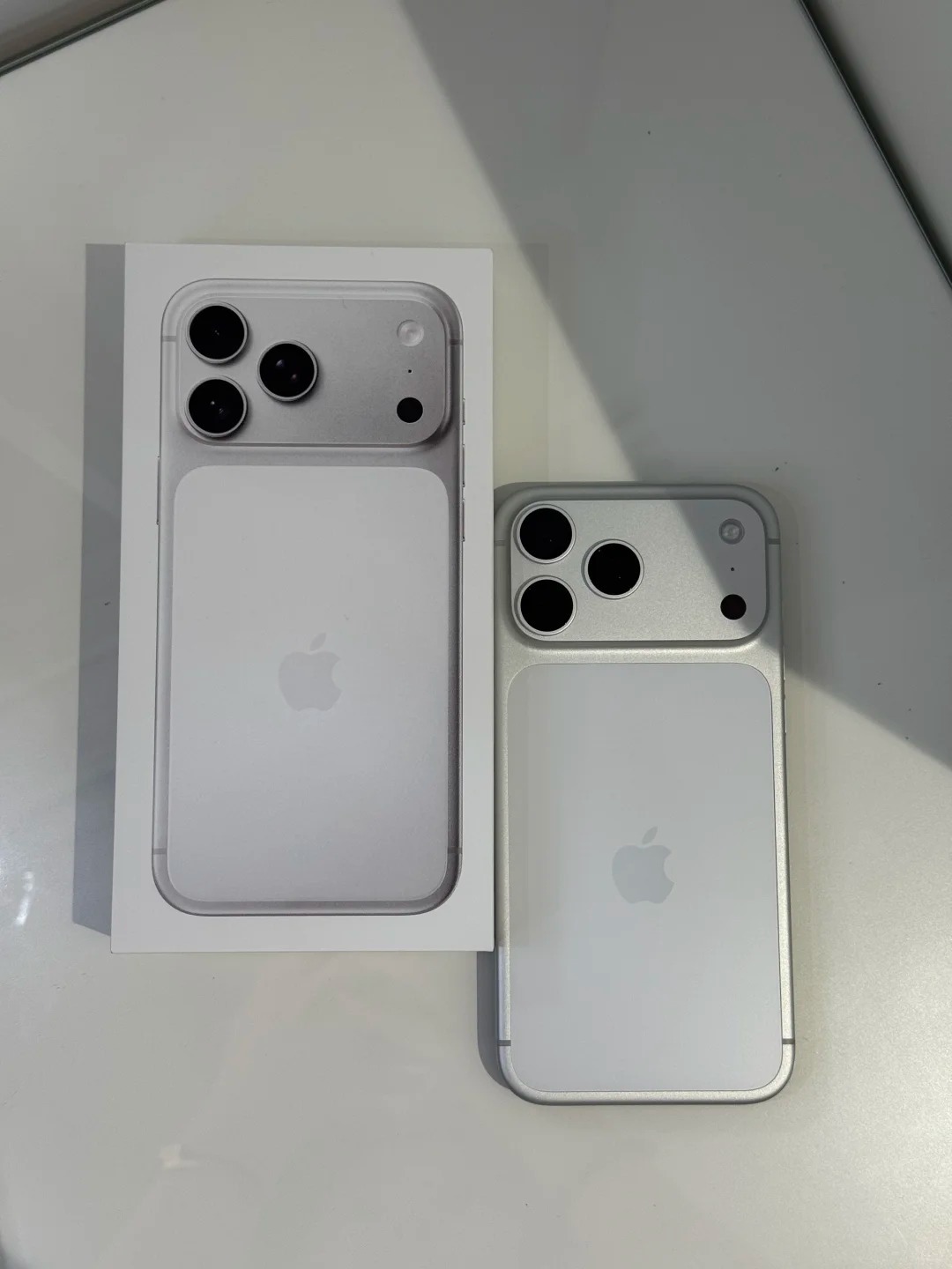 1f50cef2 silver Apple iPhone 17 Pro Max - Image 1