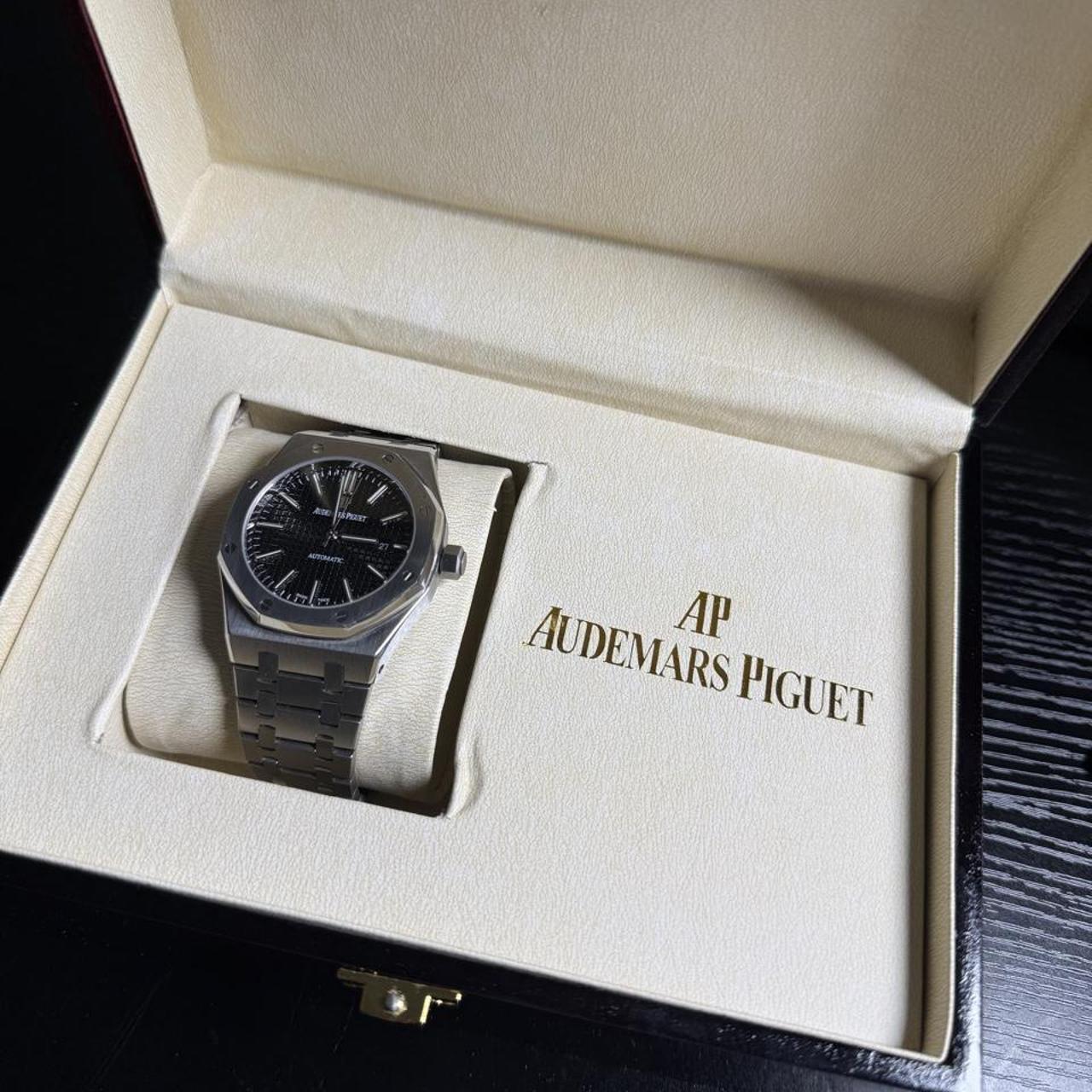 P0 (1) Audemars Piguet Men's Silver and Grey Watch - Image 1