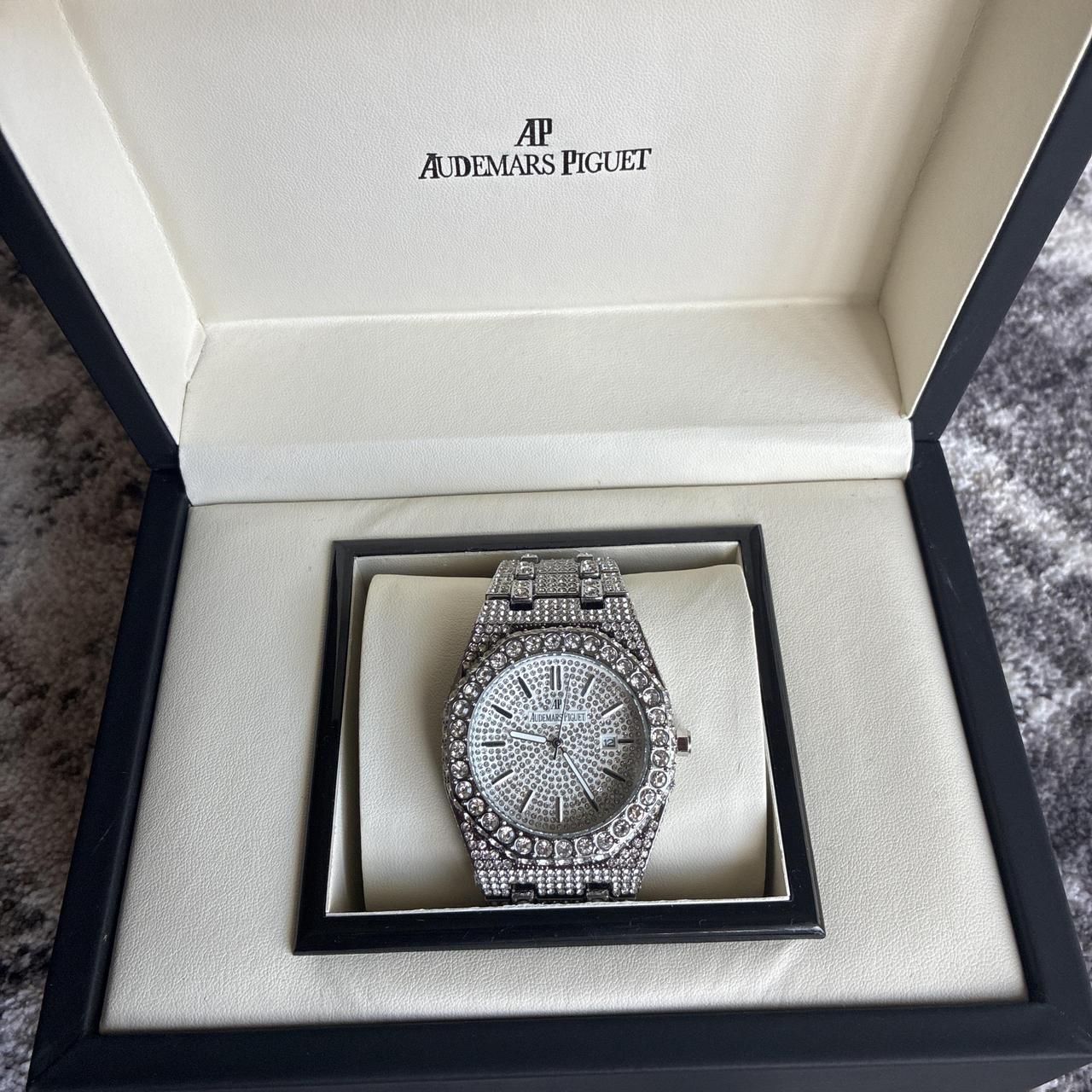 P0 (1) Audemars Piguet Men's Silver and Grey Watch - Image 1